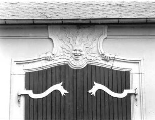 Dresden-Altstadt. Großer Garten, Herkulesallee. Puppentheater "Sonnenhäusel" (1954-1955, K. Grunicke). Tür mit Sonnenrelief (E. Schwager)