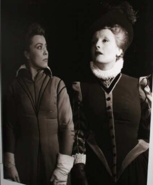 Heidemarie Hatheyer und Maria Wimmer in "Maria Stuart"