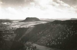 Sächsische Schweiz. Blick vom Königstein nach Süden. Mitte Pfaffenstein, rechts hinten Hoher Schneeberg