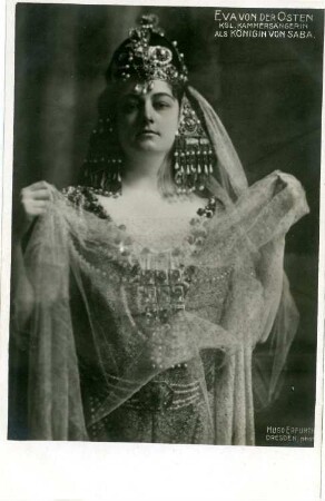 Eva von der Osten als Königin von Saba : Eva von der Osten als Königin von Saba in der geichnamigen Oper von Karl Goldmark. Königliche Hofoper Dresden, Neueinstudierung 9. Mai 1916. Fotografie (Weltpostkarte) von Hugo Erfurth