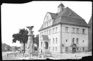 Dommitzsch. Rathaus und Kriegerdenkmal