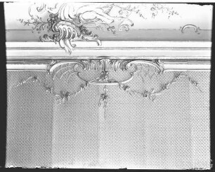 Potsdam, Neues Palais,Wohnung Friedrich II., Speisezimmer, R.: 215, Ostwand: Mitte der oberen Tapetenleiste.