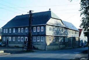 großer Bauernhof an Straßenecke