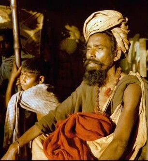 Sitzender Sadhu, daneben kindlicher Jünger : Varanasi (Indien). Sitzender Sadhu, daneben kindlicher Jünger