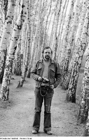 Der Schriftsteller Heinz Czechowski in einem Birkenwald in Hochkirch-Wuischke