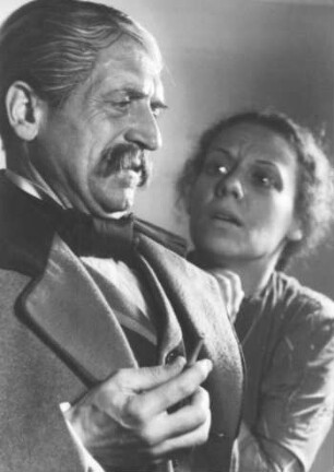 Hamburg. Deitsches Schauspielhaus. Die Schauspieler Ilse Bally (1917-2007) und Robert Meyn (1894-1972) im Drama von Gerhart Hauptmann "Die Weber" 1947.