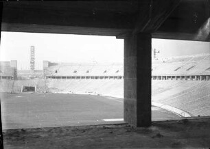 Berlin: Reichssportfeld; Durchblick von der Galerie auf Große Arena; vom Osttor