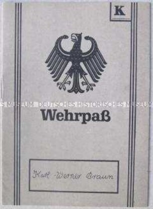 Illustrierte Propagandaschrift der Nationalen Front über Rückkehrer und Übersiedler in die DDR im Layout eines Wehrpasses der Bundeswehr