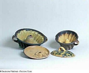 Zwei Napfkuchenbackformen (Bebe), Topfdeckel (Stürze) und Pfannendeckel : Zwei Napfkuchenbackformen (Bebe), Topfdeckel (Stürze) und Pfannendeckel (Letztes Frohburger Gebrauchsgeschirr vor 1910). Irdenware, Engobe, bemalt, glasiert. Museum im Schloß Frohburg V 423/95, V 425/95, V 424/95, V 426/95