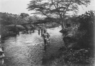 Flussüberquerung : Die Begleiter während der Durchquerung eines Flusses mit dem Gepäck der Expedition