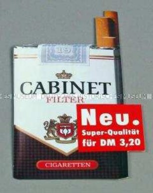 Werbeschild in Form einer geöffneten Zigarettenschachtel für "Cabinet"-Zigaretten