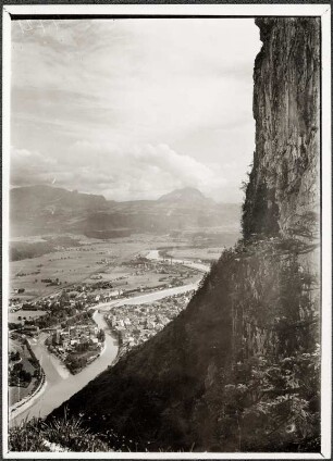 Österreich, Hallein. Blick auf Hallein mit Barmstein Ostwand
