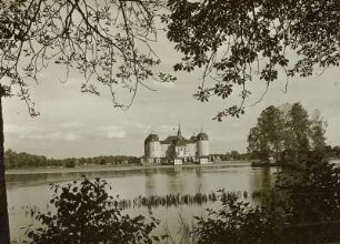 Schloss Moritzburg : Moritzburg. Blick über den Schlossteich zum Jagdschloss Moritzburg