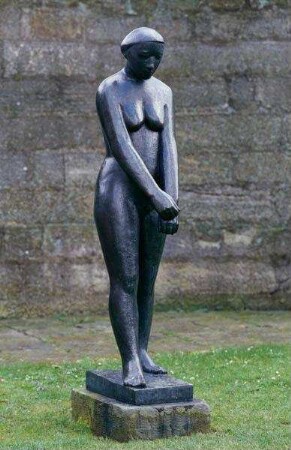 "Die Gefesselte": Schreitender Frauenakt mit nach vorne überkreuzten Händen
