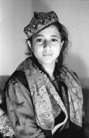 Bukarest: Atelier Magdalena Radulescu, junges Zigeunermädchen
