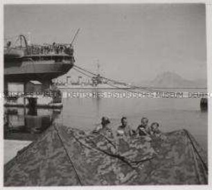 Wehrmachtssoldaten, Patras, Italienische Kriegsschiffe im Hafen