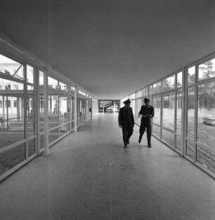 Übergabe des Hauptquartiers der Luftwaffengruppe Süd an der Blankenlocher Allee.