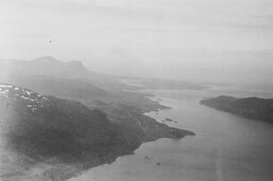 Luftbildaufnahme eines Fjords : Fjord.