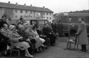 Freiburg, Haslach-Süd: Ansprache Oberbürgermeister [Josef Brandel] vor Gästen und Mitgliedern des Stadtrats