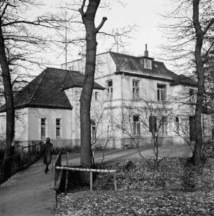 Amts- und Gemeindeverwaltung: "Togohof": vorn Glinder Au mit Baumbestand: links Brücke mit Fußgängerin