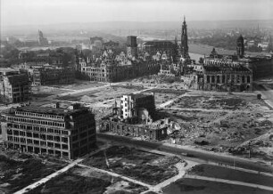 Dresden. Blick vom Rathausturm nach Nordwesten auf Schloss, Hofkirche und Johanneum