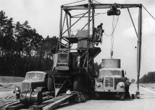Betonfahrbahndeckenlos VI Transportkübel für dosierte Zuschlagstoffe
