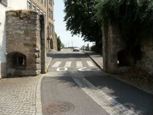 Stadtbefestigung-Ansicht im Süden-Vortor des Bürgelestors (Unterstadt) - erhaltene Seitenmauern mit Schießkammern und Schlüsselloch-Schießscharten aus der Unterstadt (Tor im 18 Jh abgetragen)