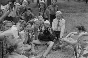 Pionierrepublik "Ernst Thälmann" in Wuhlheide : Pioniergruppe mit Fotoapparaten