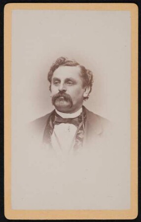 Porträt Louis Plagge (1821-1894; Solotänzer). Albuminabzug auf Karton (Carte-de-visite mit Atelieraufdruck verso)