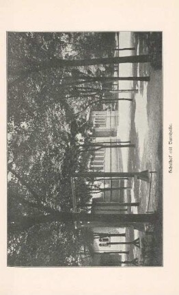Schulhof mit Turnhalle