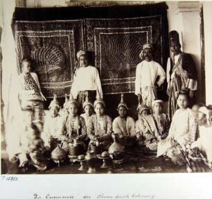 "Die Ceremonie der Ohrendurchbohrung." (OT)