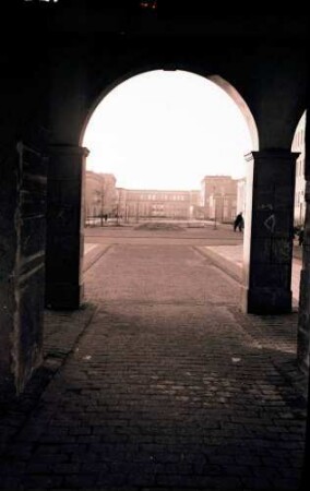 Stalinstadt/Eisenhüttenstadt: Torbogen mit Blick auf Platz