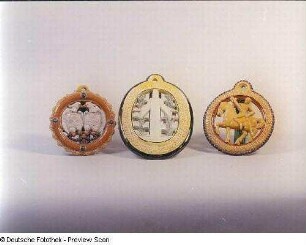 Schmuckanhänger mit schnäbelnden Tauben & Schmuckanhänger mit segnendem Christus und Inschrift "Friede den Völkern" & Schmuckanhänger mit reitendem Krieger und Inschrift "Nichts Schlimmeres gibt es als den Krieg... Der ird'schen Güter bestes ist der Frieden" : Drei Schmuckanhänger. Keramik, glasiert (1. V. 20. Jh.; wohl K. Feuerriegel). Museum im Schloß Frohburg