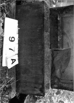 Grabstein 97 (Index: 100096118) Maße HxBxT: 117x61x16 cm Symbolik: Blumenkranz: Grabstein 97A