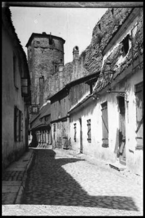 Reval, Tallinn: Mauerstraße mit Turm [Reproduktion eines Fotos]