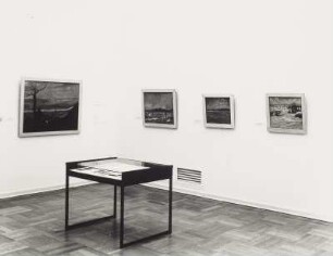 Küstenlandschaft : Raumaufnahme mit den Gemälden "Der Ausblick", "Küstenlandschaft mit drei Figuren" und "Küstenlandschaft". Richard Dreher: 1875–1932 ; Ausstellung: Galerie Neue Meister im Albertinum in Dresden, 23. Februar bis 10. April 2002