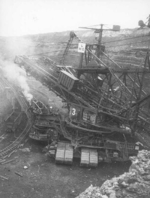 Braunkohlentagebau Hirschfelde (Kopalnia Turoszów), östlich der Lausitzer Neiße; seit 1945 Polen. Abraum- oder Kohlebagger (Teilansicht) vor einer Tagebauwand
