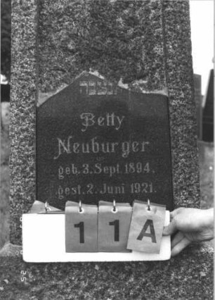 Grabstein 11 (Index: 100108061) Material: Granit, Sockel Kunststein Zustand: Inschriftenplatte zerschlagen, nur unterster Teil erhalten Maße HxBxT: 205x50x24 cm Beschreibung: Obelisk mit Inschriftenplatte, getreppter Sockel: Grabstein 11A