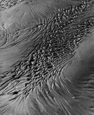 Spuren fließenden Wassers im Sandboden, Watt