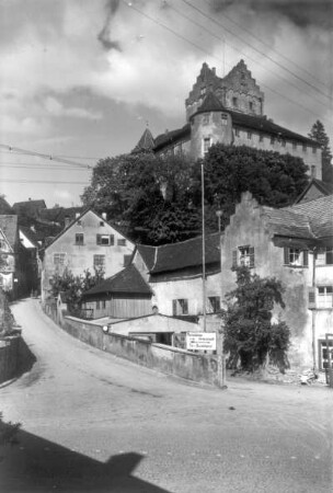 Meersburg. Burg Meersburg (auch Alte Burg oder Altes Schloß; nach 1512). Ansicht mit Dagobertsturm (12. Jh.) von Südwesten