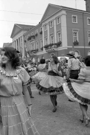 Deutsch-amerikanischer Square-Dance-Club. Internationales Square-Dance-Treffen anlässlich des 20jährigen Bestehens