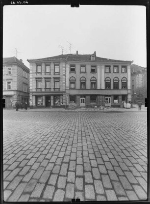 Großenhain, Karl-Marx-Platz (Hauptmarkt). Wohnhäuser mit Läden. Straßenfront