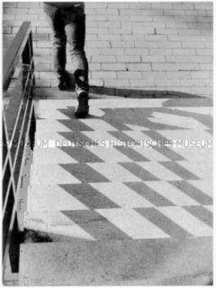 Treppe mit Schatten und den Beinen einer Person (Altersgruppe 14-17)