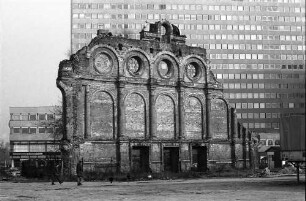Berlin-West: Ruine des Anhalter Bahnhofs