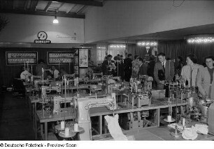 Ausgestellte Nähmaschinen der Leipziger Herbstmesse 1954