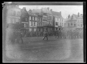 Parade in Péronne (Dep. Somme, Frankreich), in der Mitte mit Säbel Leutnant Knorr