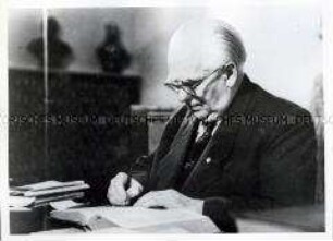 Wilhelm Pieck am Schreibtisch