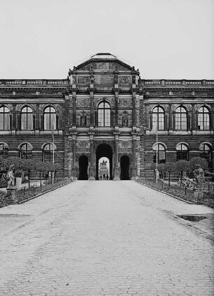 Dresden, Gemäldegalerie, Ansicht des Mittelrisalits vom Theaterplatz aus