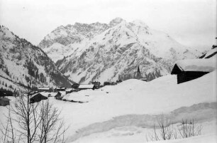 Mittelberg: Mittelberg mit Widderstein, Schneeschluchten, mit Straße
