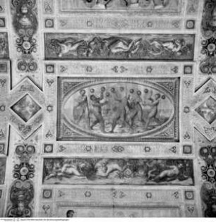 Dekoration mit Darstellungen von spielerischen Wettkämpfen und Grotesken, Dekoration mit Darstellungen von spielerischen Wettkämpfen und Grotesken (zentraler Teil), Trigonale (Ballspiel)